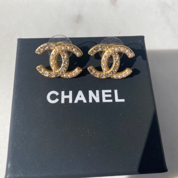 Chanel stud earrings in gold with pearls and crystals. - Picture 7 of 9